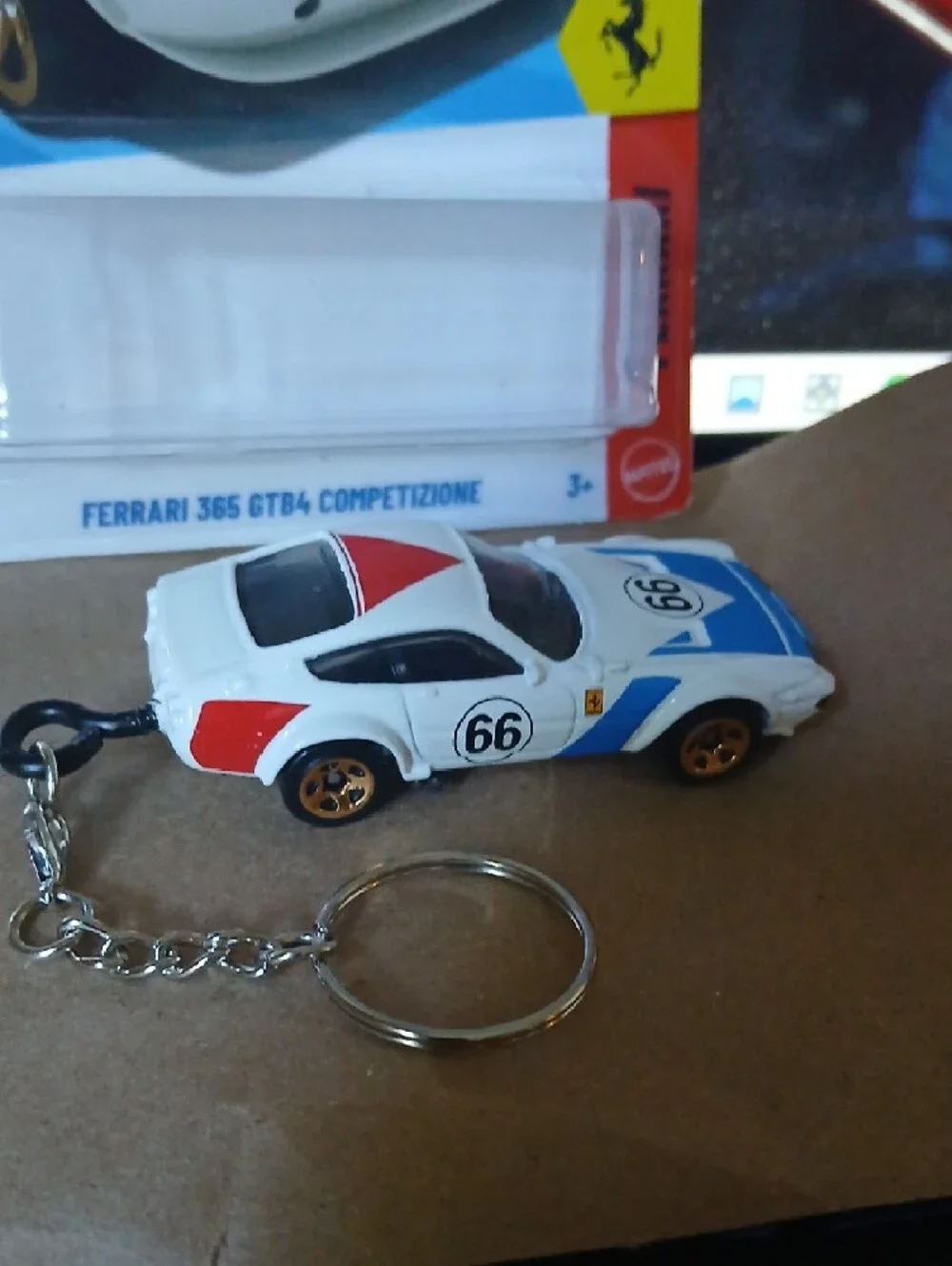 Keychain Ferrari 365 GTB4 Competizione Car - White with Blue & Red Accents